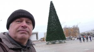 Геннадий Горин на площади снимает видео про ёлку. Ноябрь 2025 год