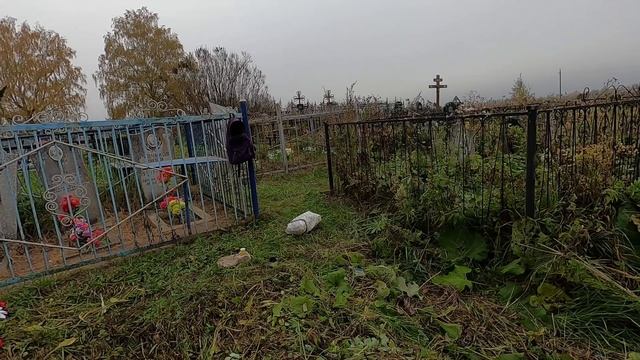 Убралась на кладбище и поехала на коп. смотреть онлайн