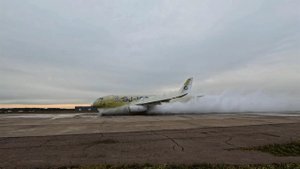 Бассейн для самолета: появились кадры имитации посадки Superjet в ливень