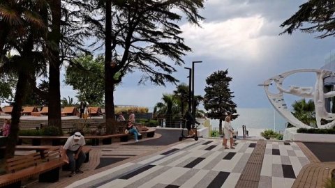 Сочи, парк у входа на пляж Ривьера