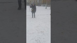 пяти летний пацан и чипсы