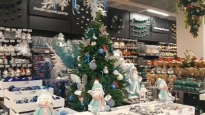 Суета сует. Но НоВый год не за горами. С хорошей музыкой погуляем по торговому центру.