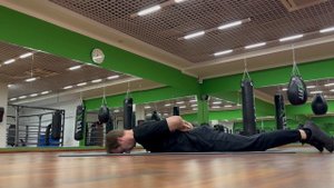 Растягивание отводящих мышц плеча стоя/лёжа на животе (рука за спиной)