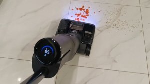 сбор мусора вертикальным пылесосом Roborock F25 ultra