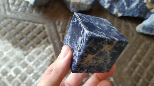 Камень СОДАЛИТ в натуральном, необработанном виде. смотреть онлайн