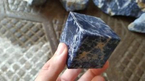 Камень СОДАЛИТ в натуральном, необработанном виде.