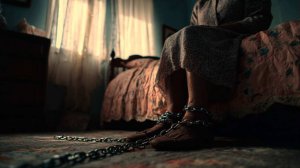 Пожилую женщину обнаружили на цепи в доме в Вологодской области