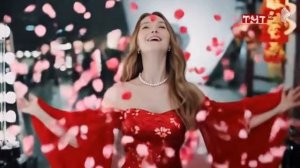 Красивая девушка в бальном китайском наряде удивила всех парней.