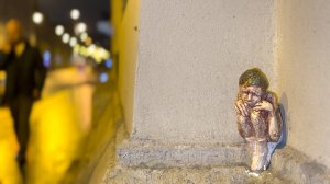 «Заплатки города»: откуда взялись минискульптуры в трещинах фасадов | репортаж Ольги Бондаревой