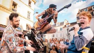 Флешмоб в Париже "Богемская рапсодия"