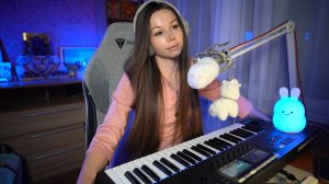 Беседуем и поём под фортепиано | #ламповыйстрим #девушкастримит #пианино