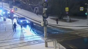 В Екатеринбурге автомобилист сбил двух девочек на пешеходном переходе и скрылся с места происшествия