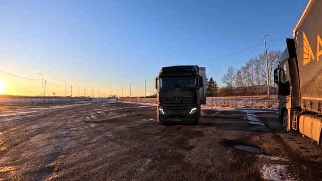 Началась зима, первый гололёд. Помогаю коллеги, не растормаживается полуприцеп. Домой на выходные. смотреть онлайн