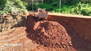 Эпизод 3. Экскаватор и грузовик на строительстве лесной дороги.