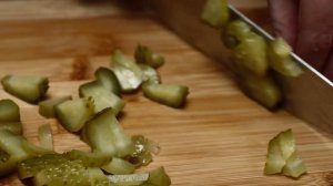 Салат с сухариками и кукурузой  Когда гости на пороге, нарезал, перемешал и готово