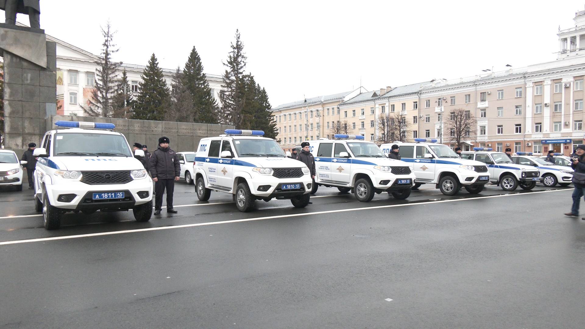 17 автомобилей и 6 квартир: курганские полицейские получили подарки смотреть онлайн