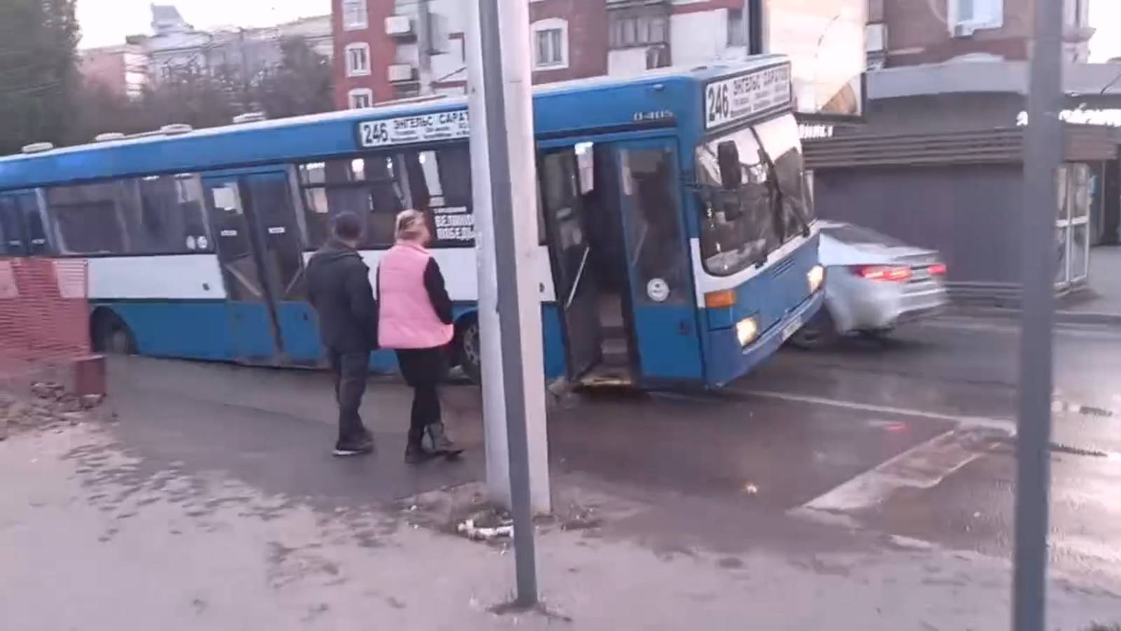 Проклятое место. В Саратове в коммунальную яму попал очередной автобус смотреть онлайн