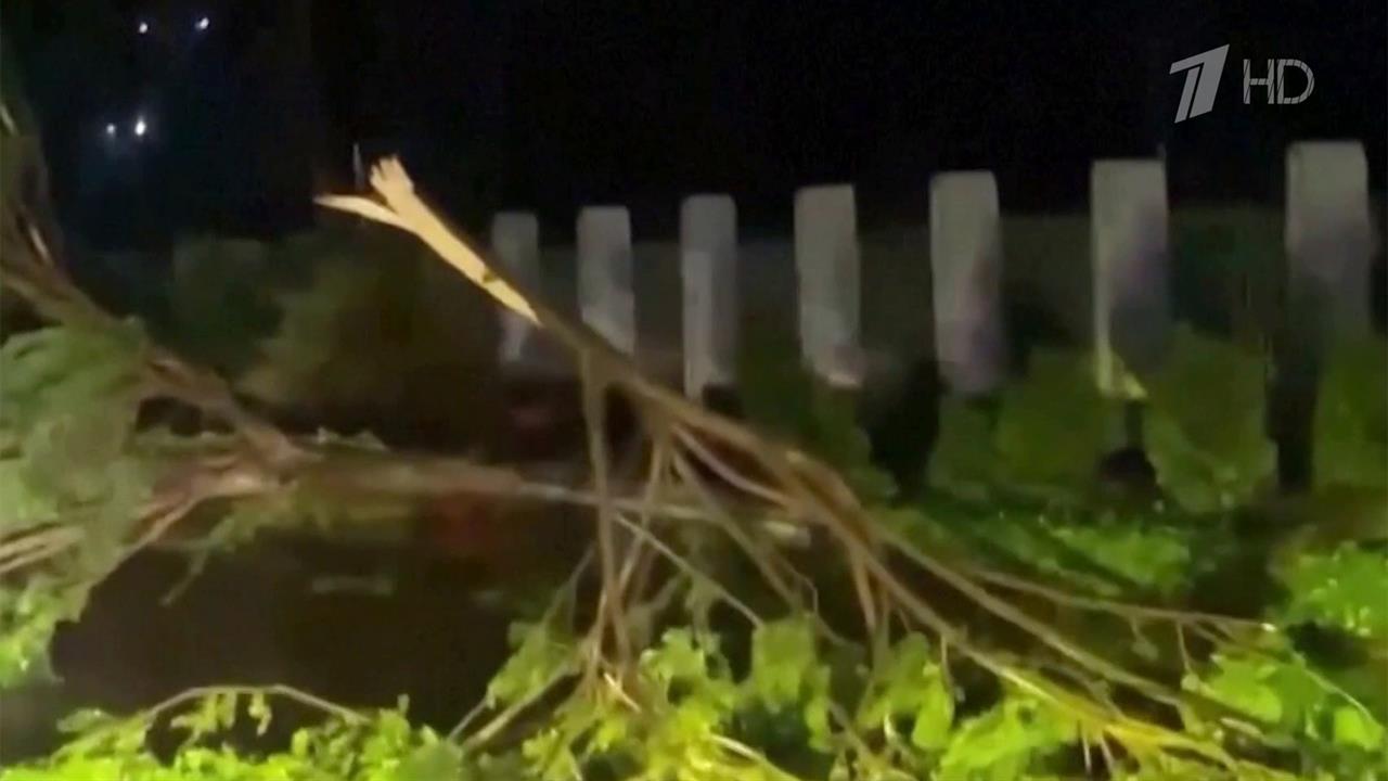 Разрушительный тайфун добрался до Вьетнама