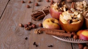 Яблоки с орехами