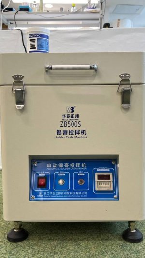 СМД эксперт провел подготовку паяльной пасты для успешной сборки электронных компонентов.