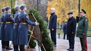 Сергей Собянин возложил венки к Могиле Неизвестного солдата в годовщину Военного парада
