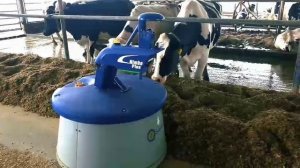 Как работает робот подталкиватель кормов  nimbo plus/