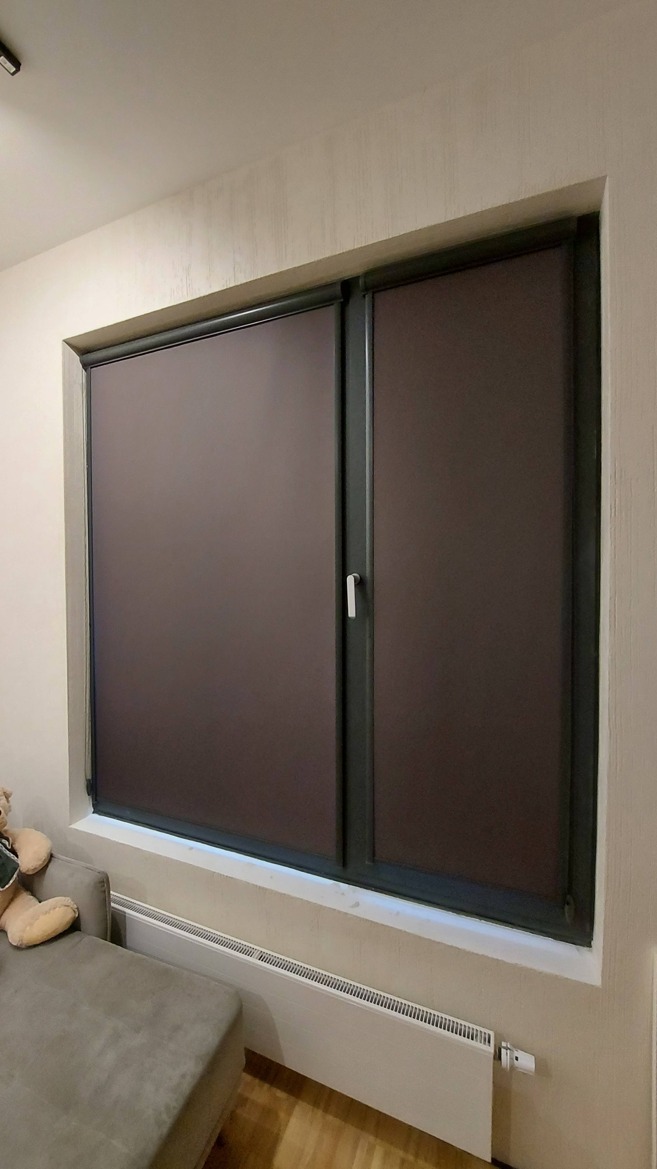 Кассетные рулонные шторы УНИ2. Ткань Мадагаскар темно-серый. Фурнитура Антрацит