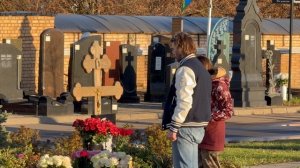 Пётр Чернышёв каждый день приходит на могилу Анастасии Заворотнюк / Троекуровское кладбище 5 ноября
