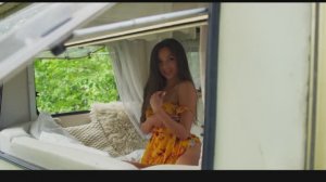 Девушка за рулем показала сиськи