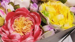 Гигантский букет пионов.