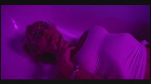 Девушка с большими сиськами позирует