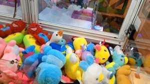 Вытаскиваем игрушку с игрового автомата хватайка 🕹️ смотрим 08-11-2025