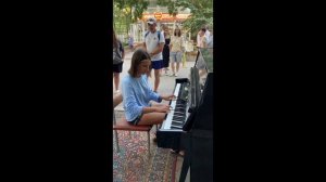 Девушка играет на уличном фортепиано после 14летнего перерыва. Interstellar - main theme