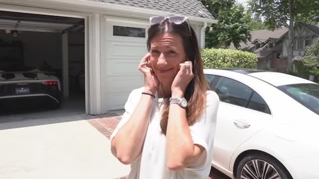 Мама в восторге от Aventador SV за 650 000 долларов! смотреть онлайн