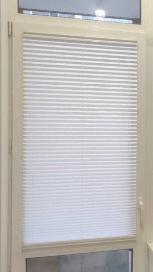 Изысканные шторы плиссе с уникальной складчатой текстурой эффективно управляют светом.