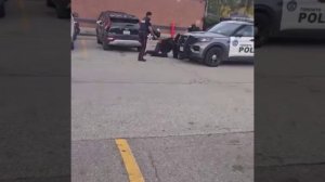 Неуклюжие канадские копы переехали подозреваемого машиной два раза во время задержания.