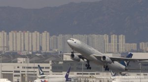 Эйрбас А330 авиакомпании Cathay Pacific взлетает из аэропорта Гонконга.
