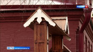 У музея Грина начали устанавливать новые резные ворота