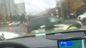 Из за сломанного светофора, девушка стала регулировать движение