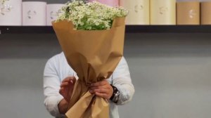 Как БЫСТРО упаковать букет в КРАФТ БУМАГУ? Упаковка букета из Ромашек (Матрикарии) в крафт бумагу.