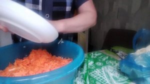 Заквасила капусту