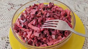 Свекольный салат с яичным блином/