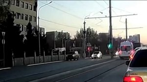 Газелист подрезает скорую помощь