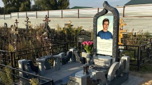 Мемориальный комплекс из гранита Куру-Грей и Блю-Перл со стеклом