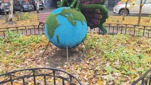 КРАСОТА ВО ДВОРЕ ДОМА В ПИТЕРЕ . ОСЕНЬ          2025г