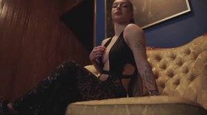 Девушка в нижнем белье позирует и раздевается эротика