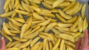 Запечённая картошка по-деревенски - мягкая внутри, хрустящая снаружи | Соус вкуснее кетчупа