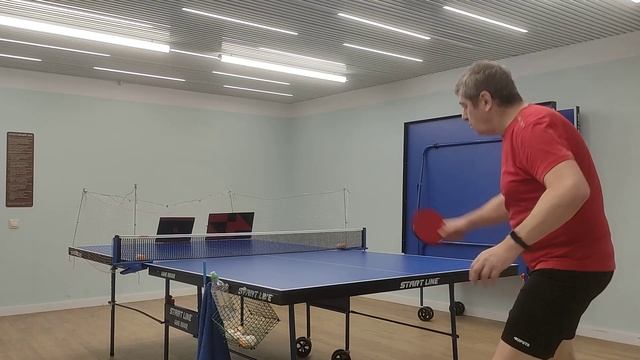 Серия короткими шипами с бэкхенда по большой и средней доске