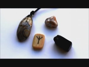 Руны и камни  соответствие. Руна Альгиз - защитные камни: глазковый агат и гагат.
