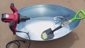 Так мы мешаем раствор . И потом бетонируем столбы и ленты для забора .